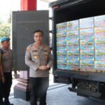 polres Buleleng bagi 300 dus sembako
