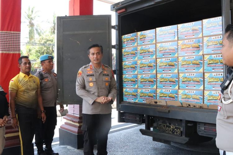 polres Buleleng bagi 300 dus sembako