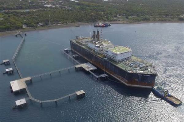 Foto Mencekam! Kapal Tanker Cinta Natomas Miring Di Perairan Buleleng, Evakuasi Minyak Dihentikan