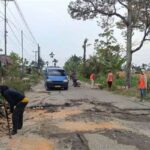 Foto! Perbaikan Jalan Strategis Pegadungan-petandakan Buleleng Dimulai, Warga Bersorak Gembira